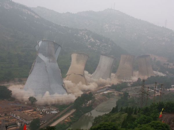 萊蕪(wu)髮電(dian)廠(chǎng)(chang)水墖爆(bao)破拆除工程(cheng)